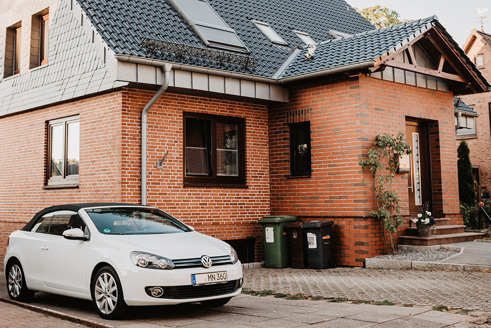 Auto parkt am Wohnhaus
